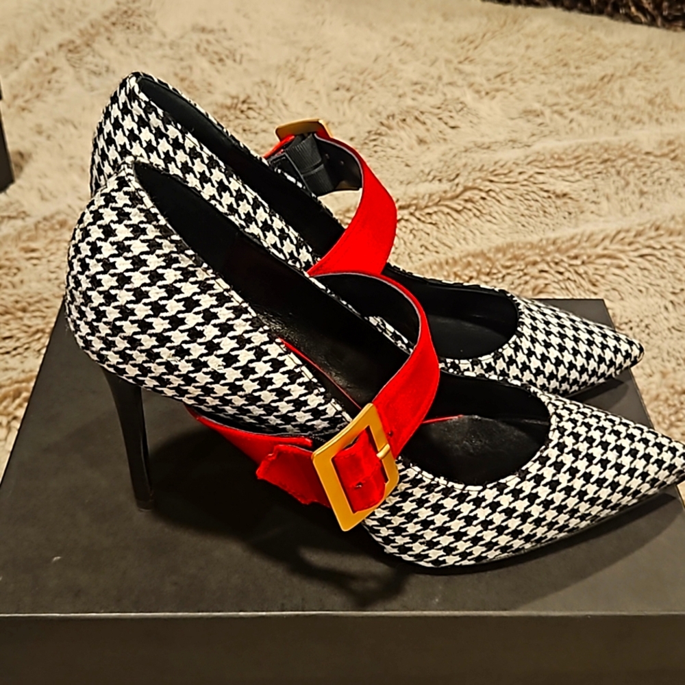 Barney's New York Gala pump